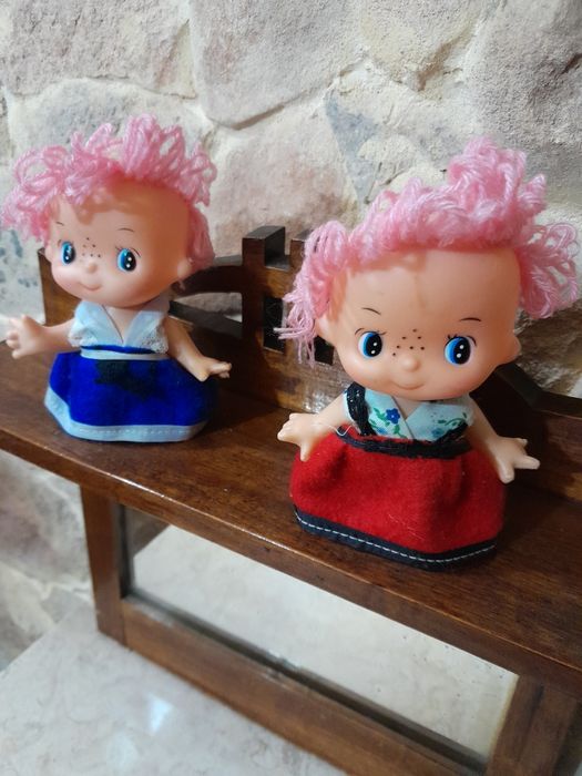 Duas bonecas antigas  de coleccao.