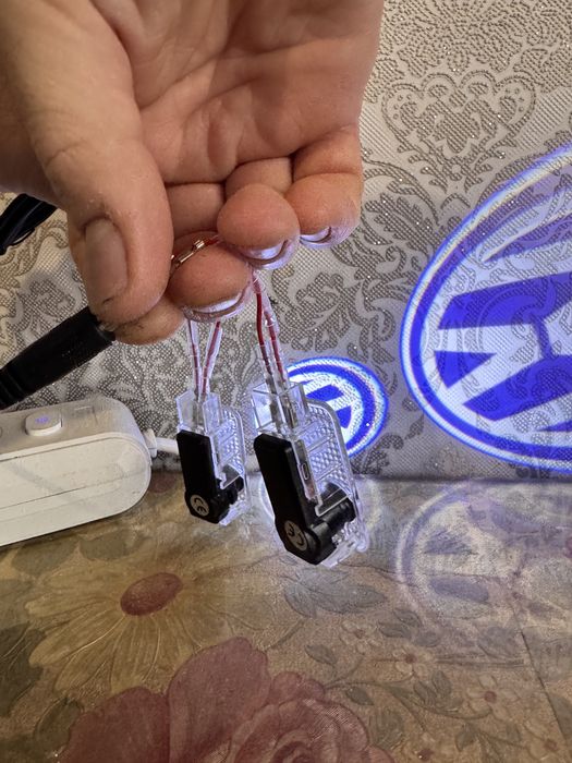 Проекци в двери vw