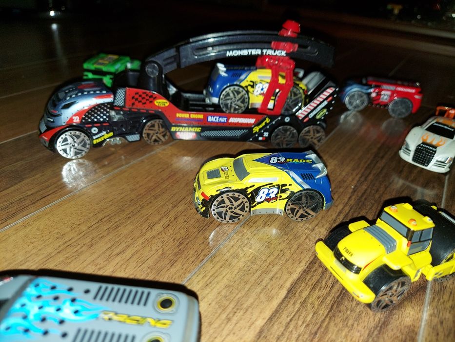 Duże auto z naczepą i podnośnikiem HDS + 11 aut.