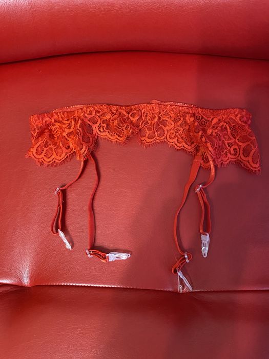 Червоний пояс для чулків