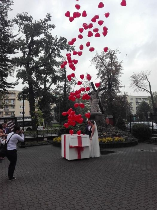 Ciężki dym, napis LOVE, pierwszy taniec w chmurach serce balony