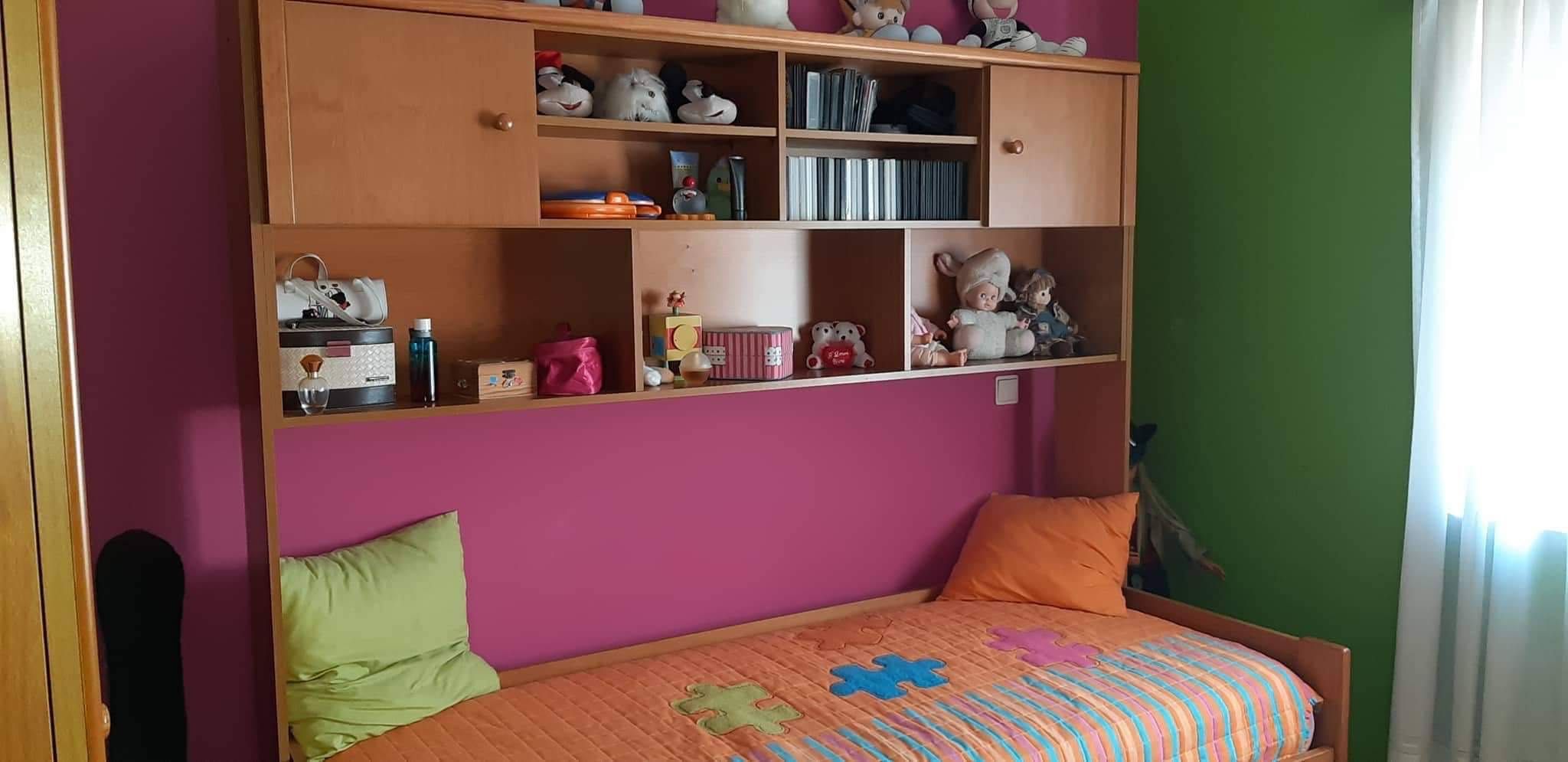 Cama com parteleira
