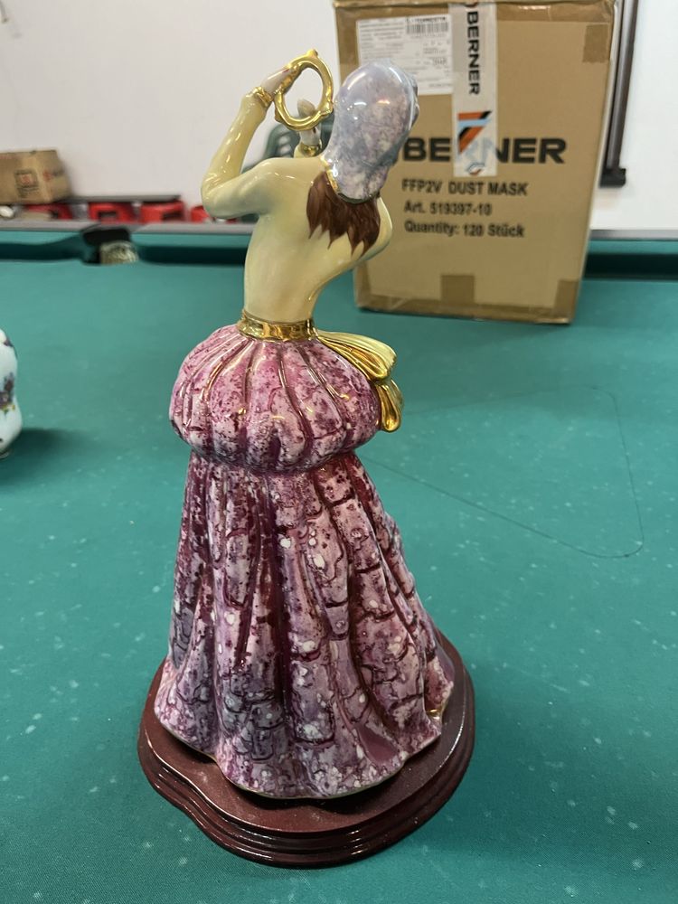 Peça de mulher em louça
