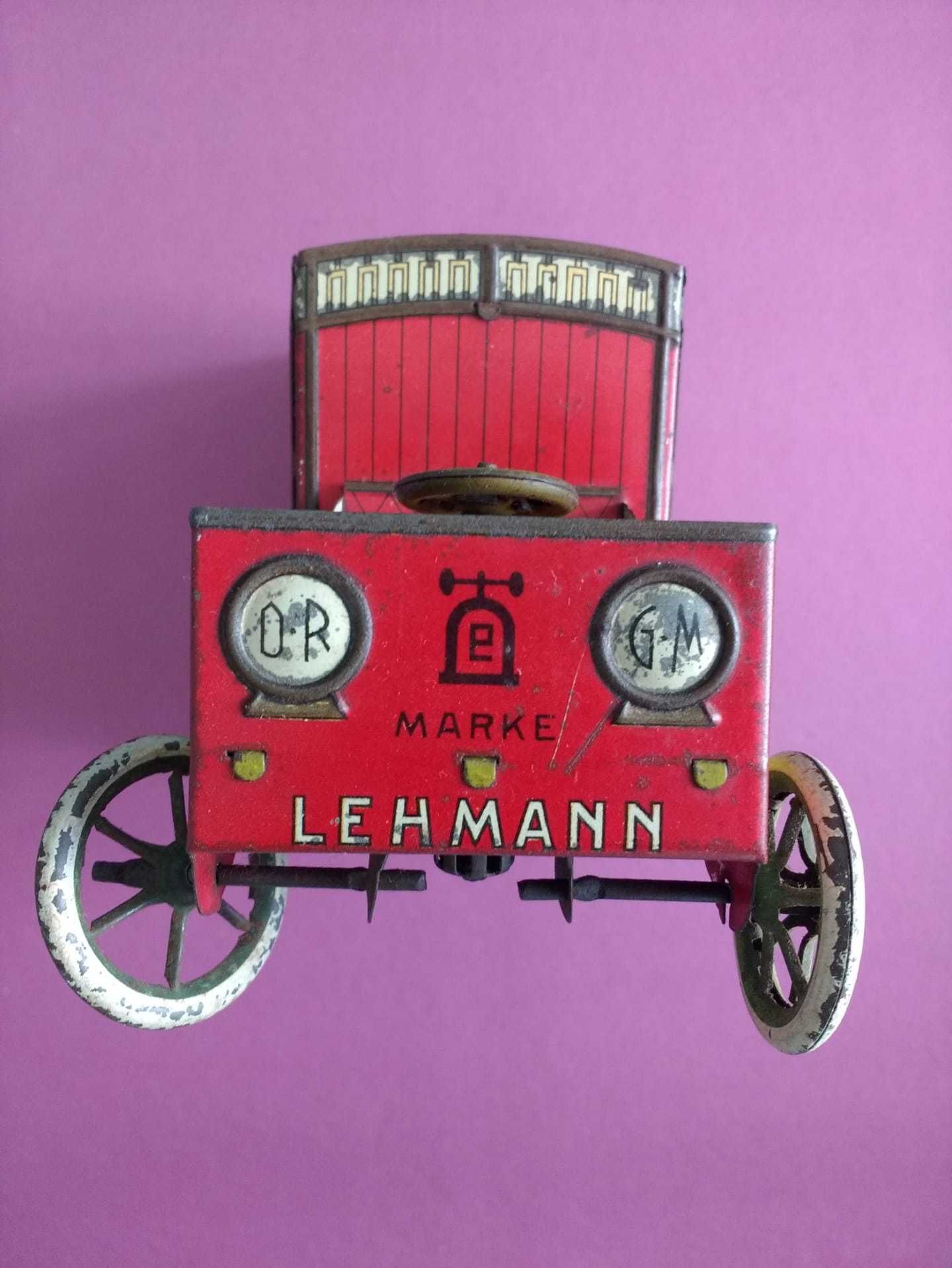 Raro brinquedo com mais de cem anos: carro de entregas Lehmann