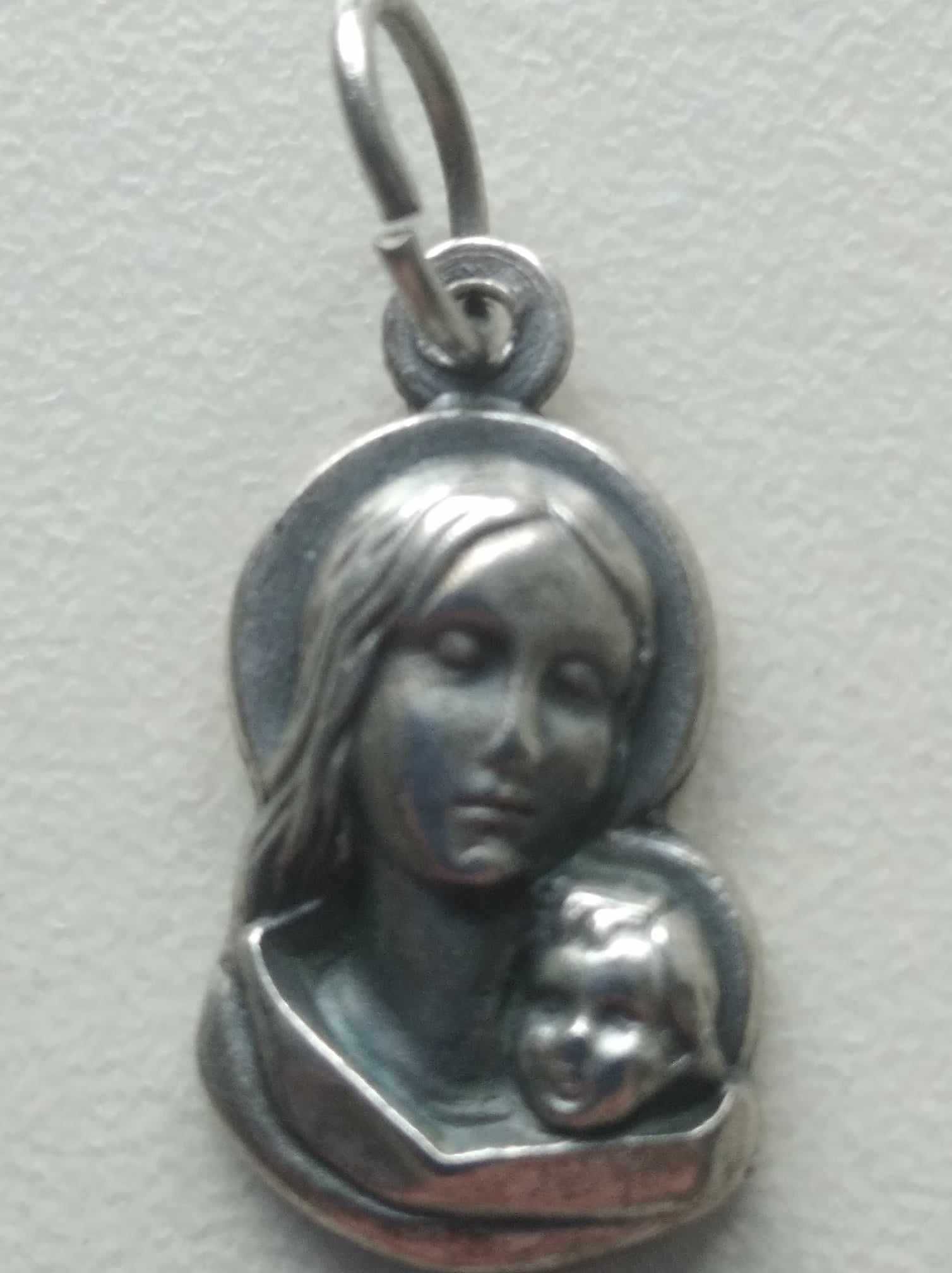 wisiorek Maryja z Dzieciątkiem