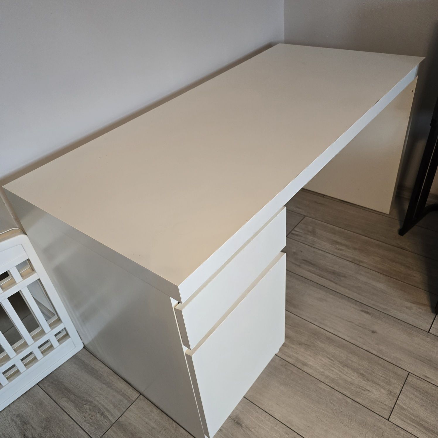 Białe biurko Ikea