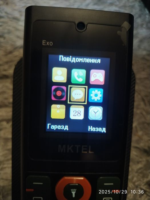 Телефон з камерою та потужним ліхтариком