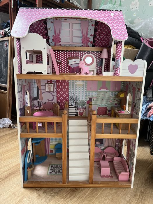 Drewniany wysoki domek dla lalek
