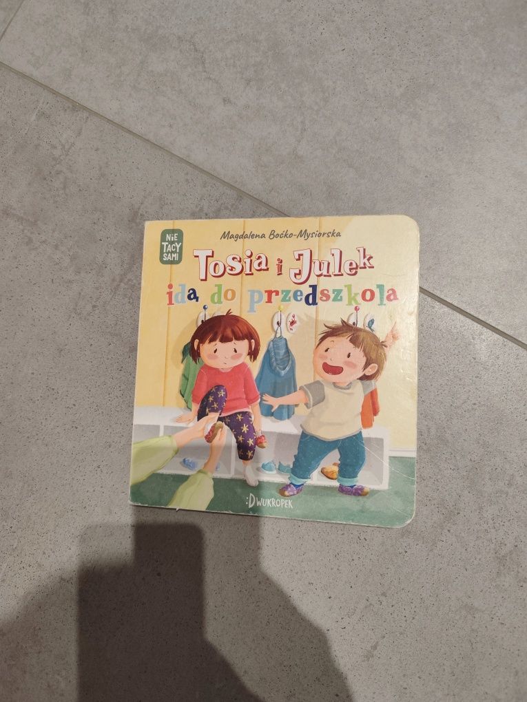 Tosia i Julek idą do przedszkola