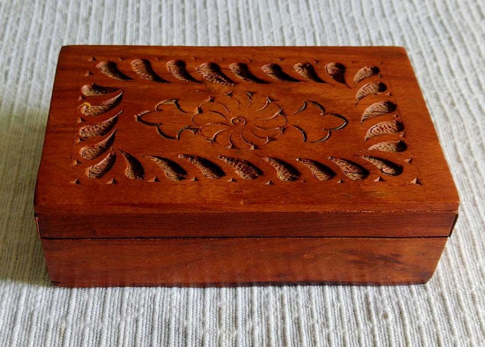 Caixa guarda joias em madeira maciça e tampa entalhada