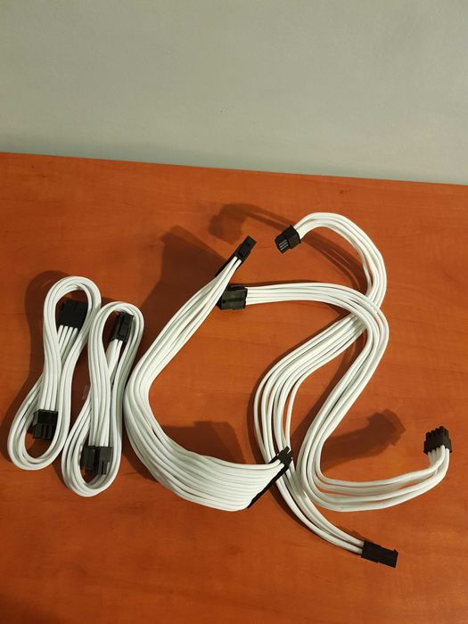 Zestaw przedłużaczy CableMod Classic ModMesh 8+8 Series white