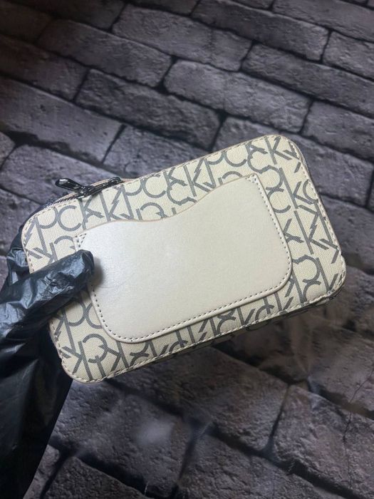 БРЕНДОВЫЙ КЛАТЧ Женская сумка кельвин кляйн бежевого цвета ремешок хит