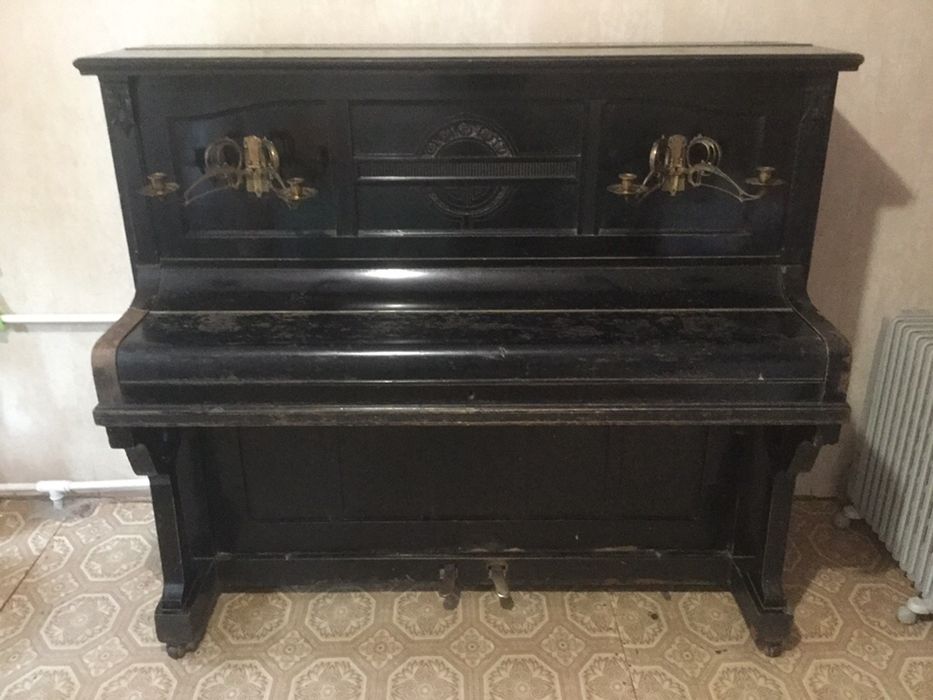 Пианино антикварное.