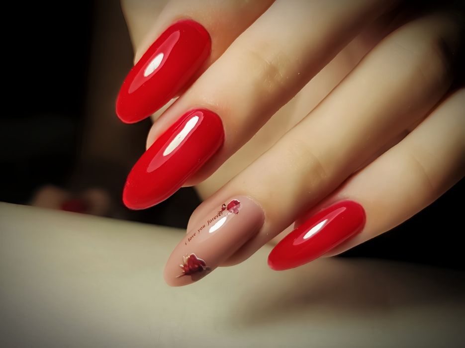 Манікюр, педикюр, корекція нарощення