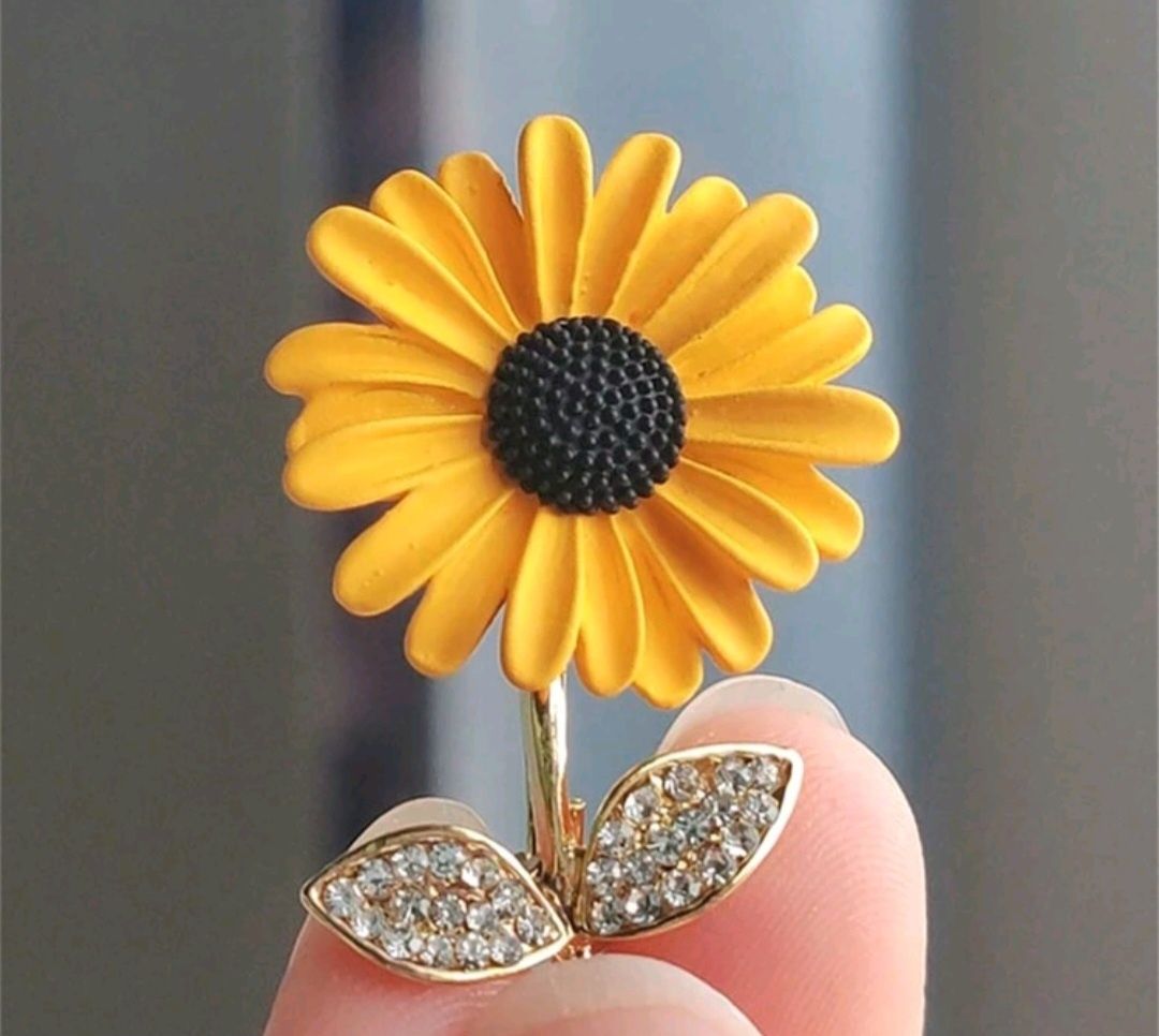 Broszka słonecznik z listkami z kryształkami