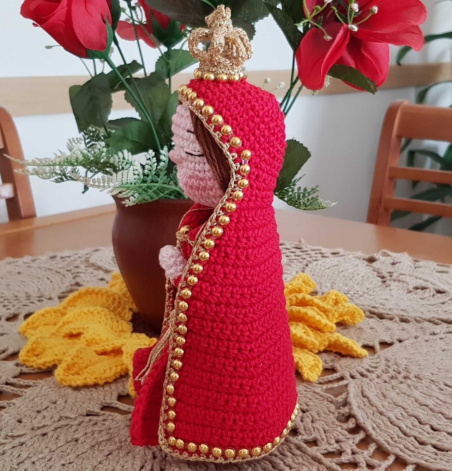 Santinha Amigurumi veste Vermelha
