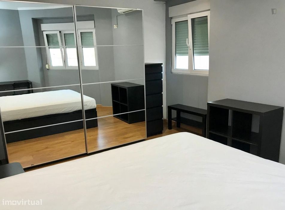 356608 - Quarto com cama de casal perto da...