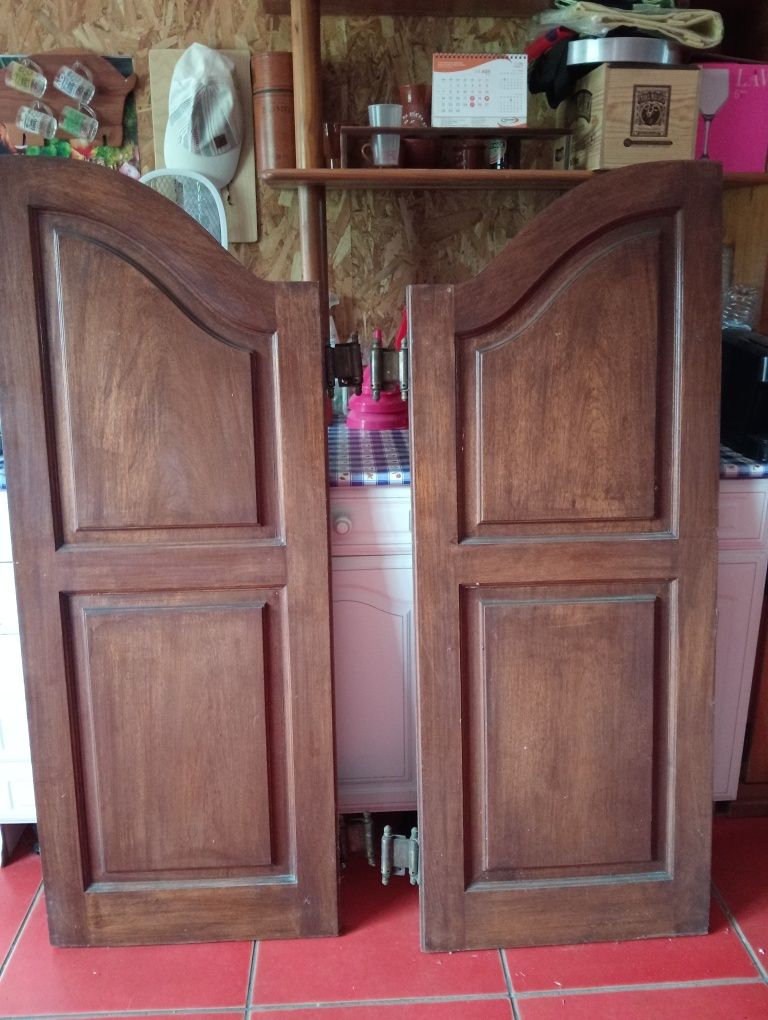 Portas vaivém de mogno