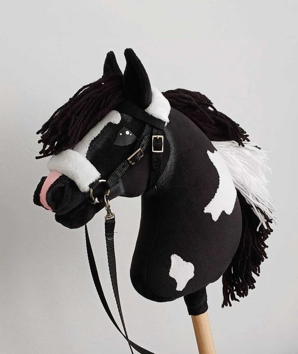 Kary srokaty konik Hobby Horse A4 + sprzęt finland krówka