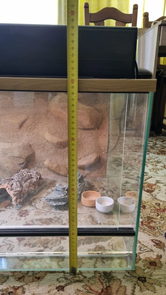 Terrarium 70x50x40 cm z pełnym wyposażeniem: lampa, termometry itd.
