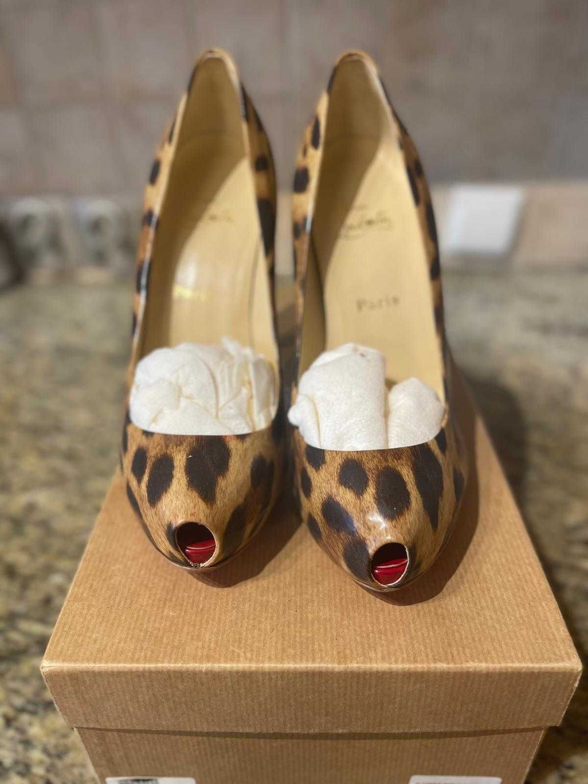 Czółenka Christian Louboutin Open Clic Peep Toe panterka 38.5 (24cm)