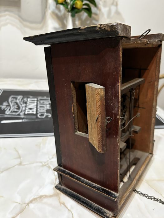 Stary zegar wiszacy z XIX w