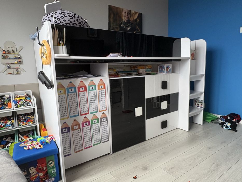 Łóżko piętrowe z biurkiem