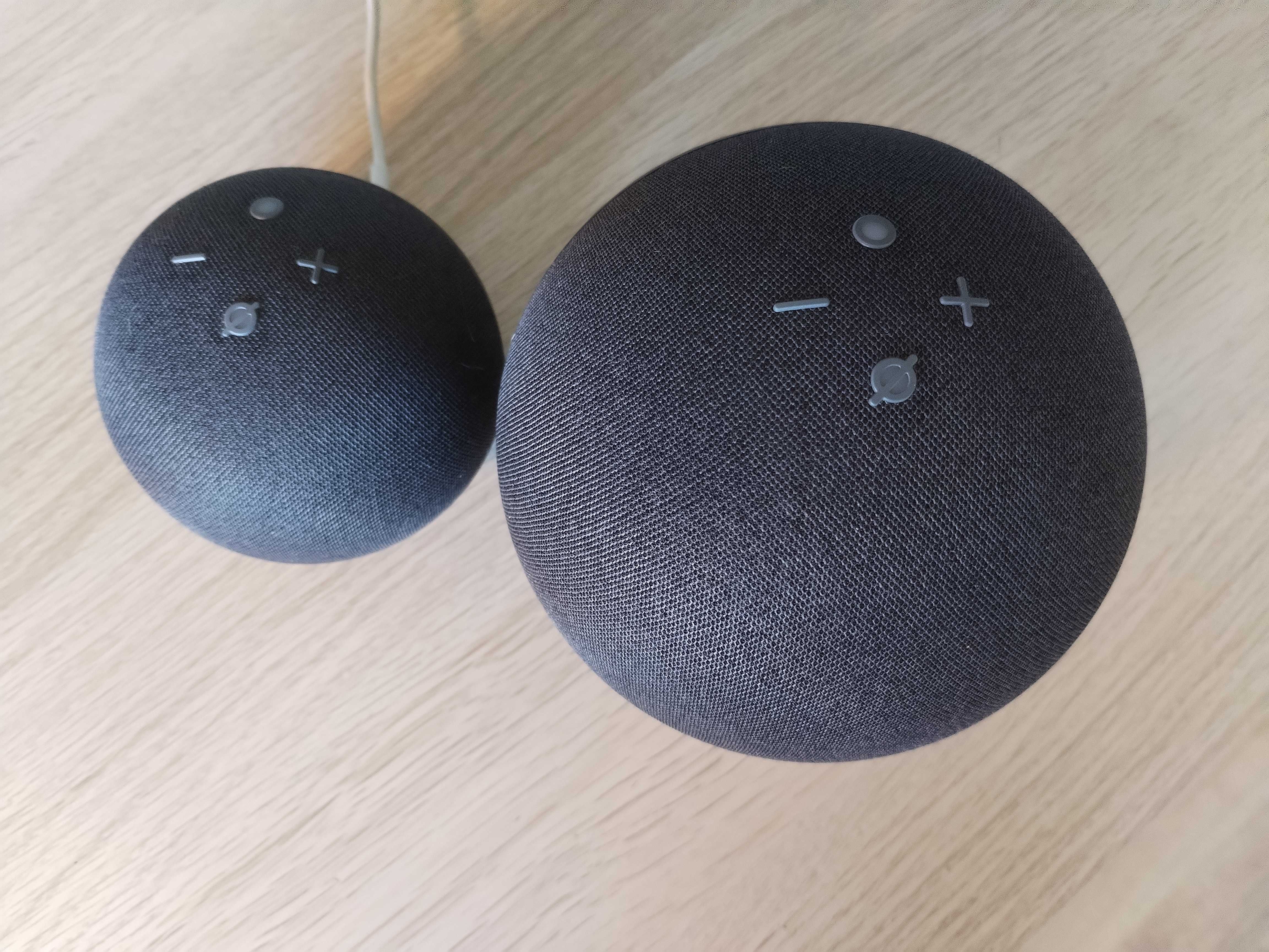 Echo 4 (maior) e Echo Dot 4 (normal)