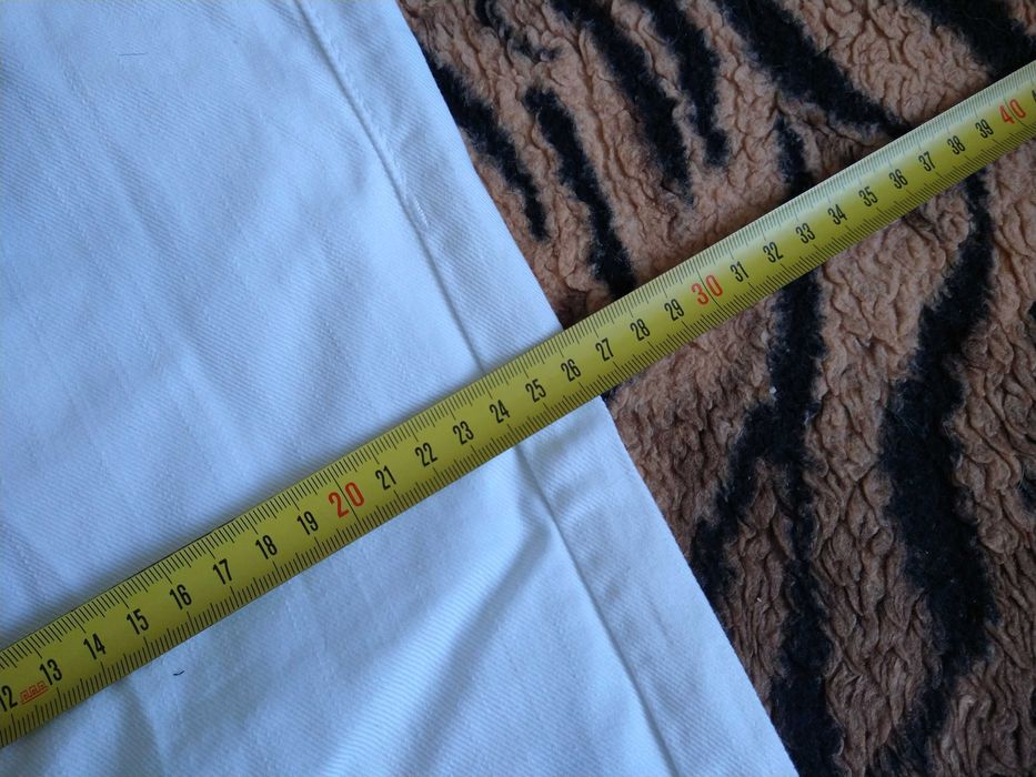 Białe męskie spodnie włoskiej firmy RAEA