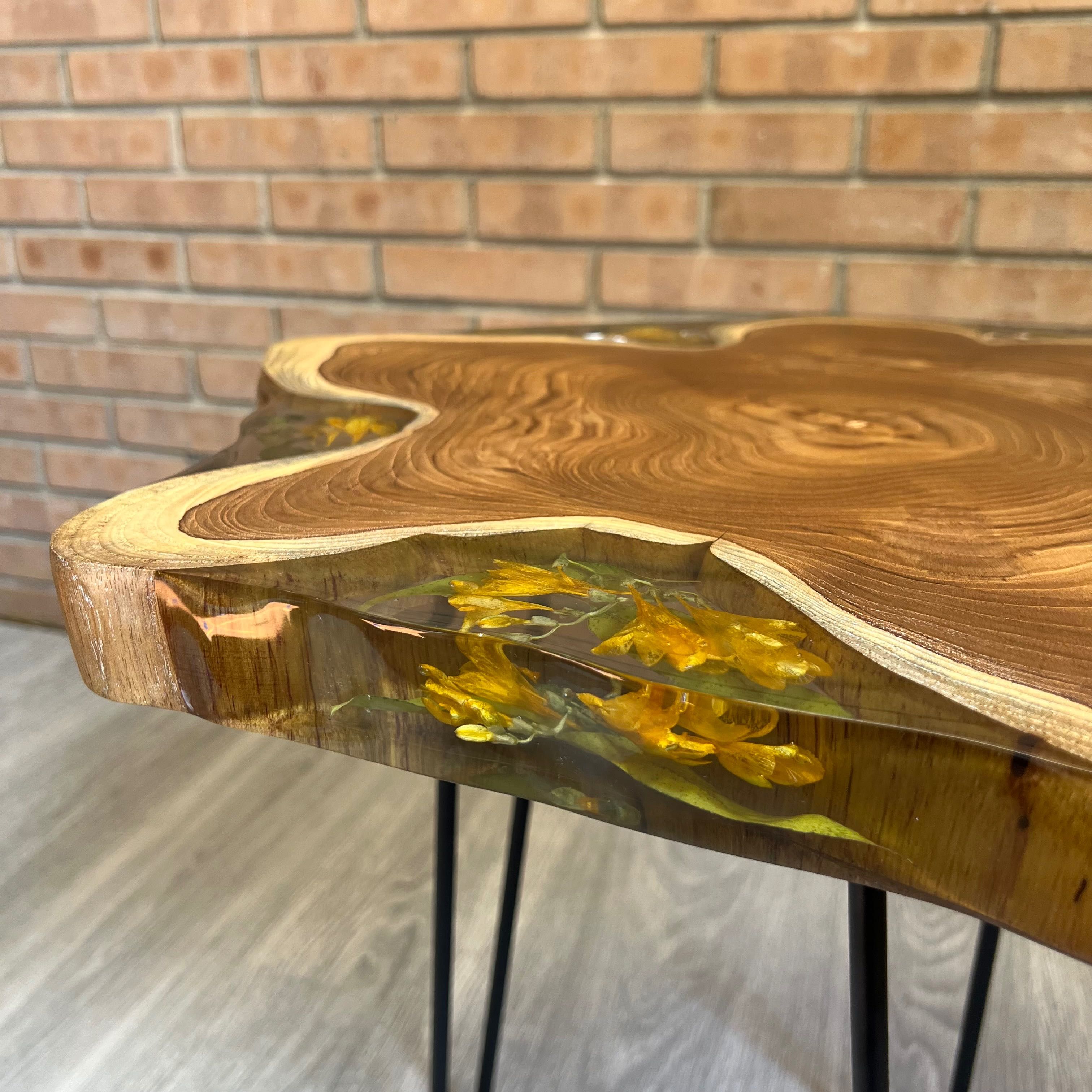 Mesa de resina epoxi com madeira e flores - feita à mão