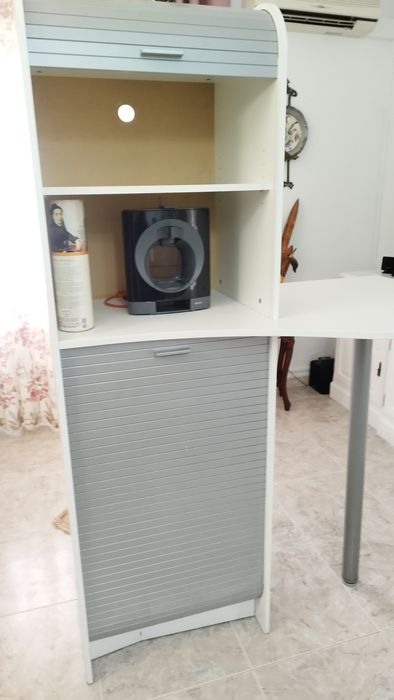 Armário com mesa de apoio