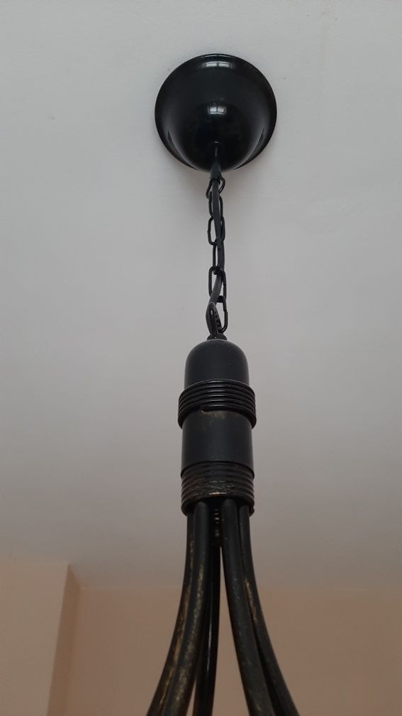 Zyrandol  lampa wiszaca Luca na lancuchu  swiece 6szt jak nowy. Z tej