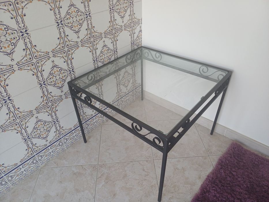 Mesa de Ferro com Tampo de Vidro – Design Moderno | Leiria