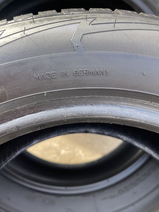 Шины 225/60/16 GoodYear UltraGrip 2шт зима