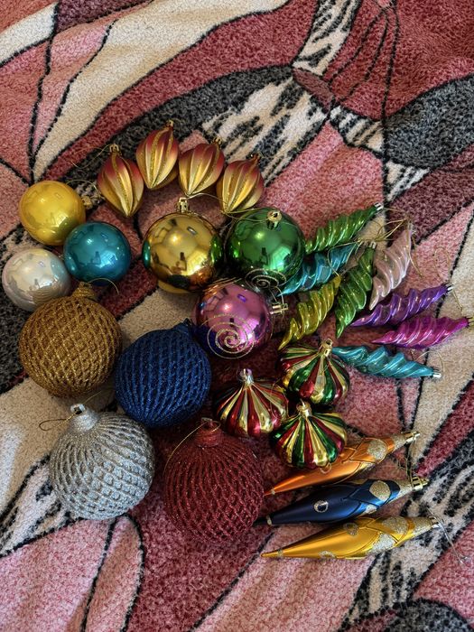 Ялинкові іграшки 28шт пластикові скляні 550грн за набір.