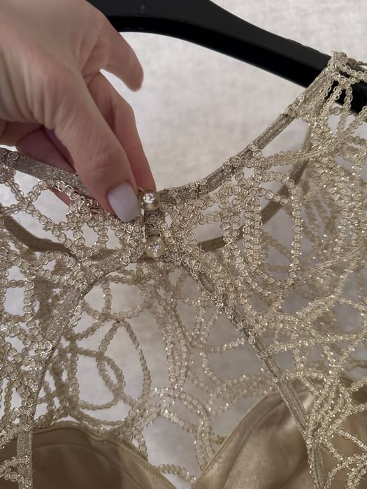 Шикарна сукня кольору шампань (золото) з відкритою спинкою