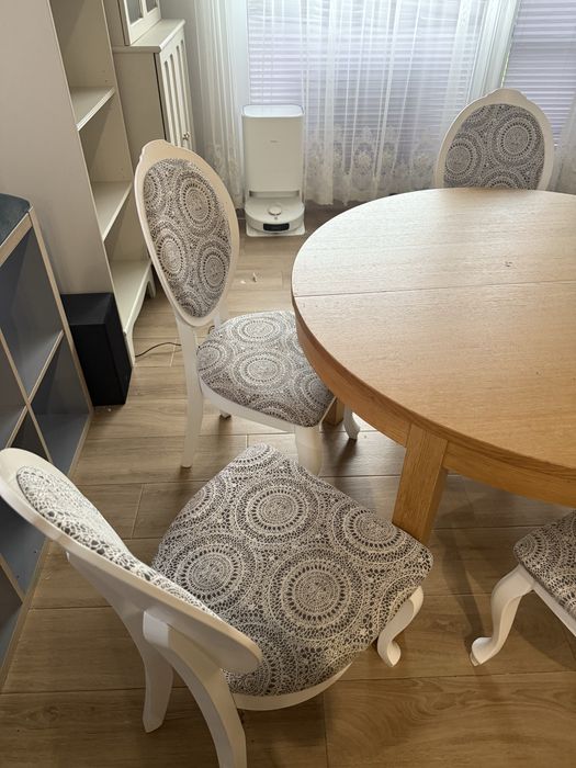 Krzesla biale tapicerowane 6 sztuk za 599 zl