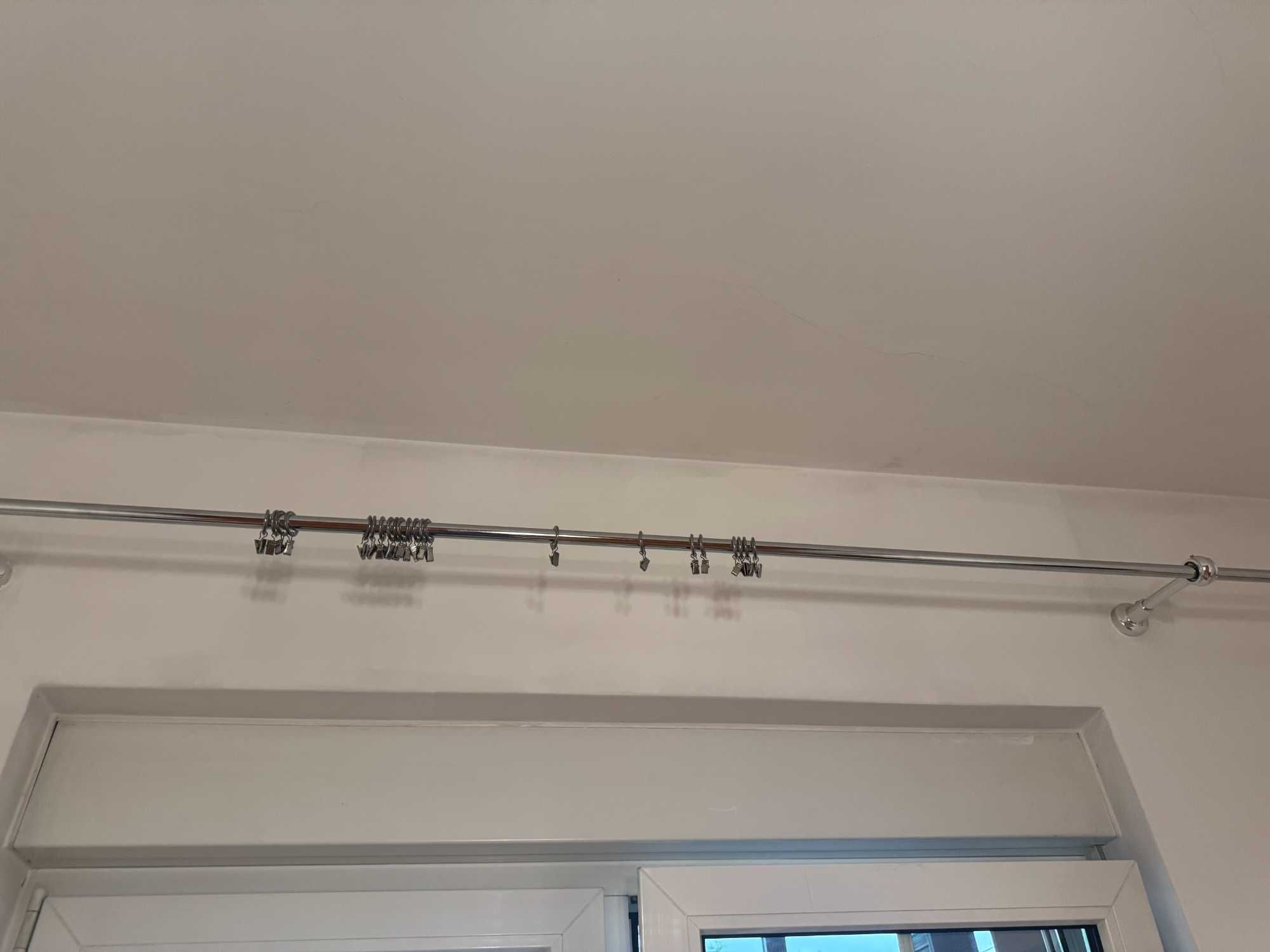 Karnisz metalowy z żabkami