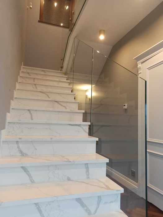 Schody z oryginalnego kamienia, konglomeratu, spieku, marmuru.