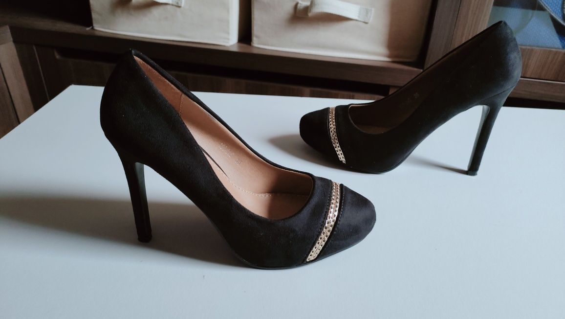 Sapatos stilleto com pormenor dourado