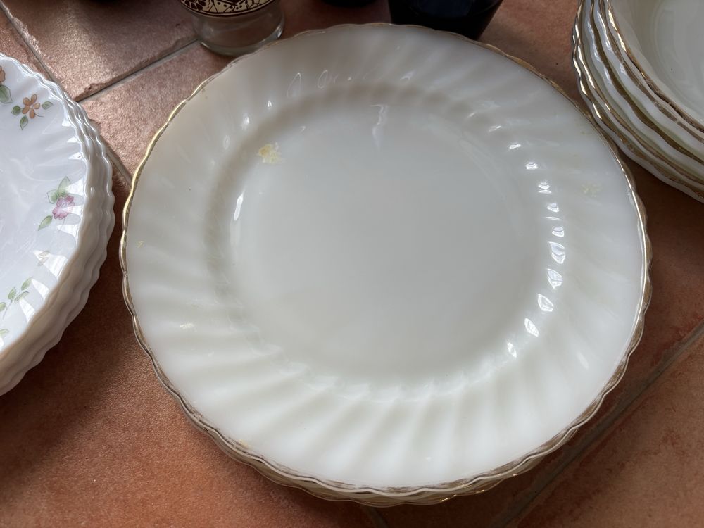 Conjunto loiça (copos, pratos e canecas)