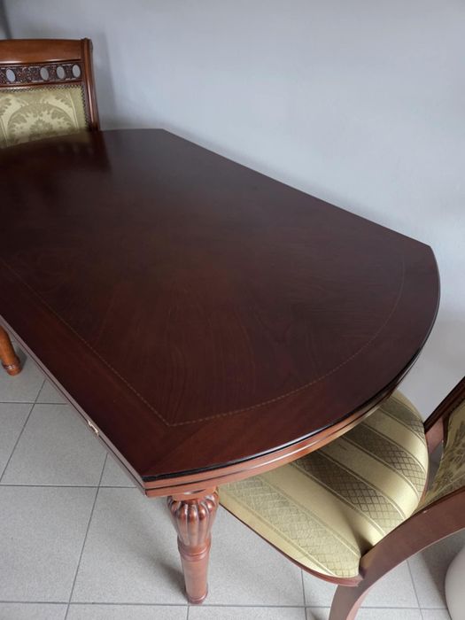 Stylowy stół wraz z 4 krzesłami