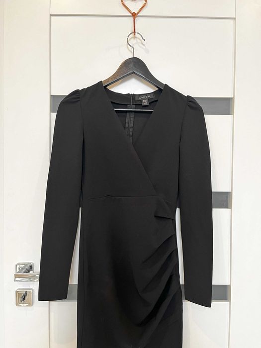 Czarna krótka sukienka z wyciętym dekoltem Amisu rozmiar XS