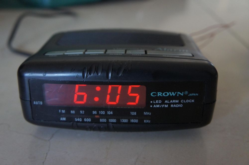 Relógio digital com alarme e rádio da Crown Japan