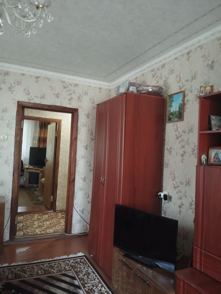 Продам 2 к квартиру с балконом и лоджией  Нововодолажском районе.
