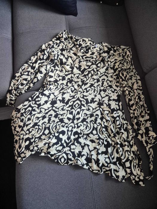 Sukienka damska zapinana na guziki, długi rękaw