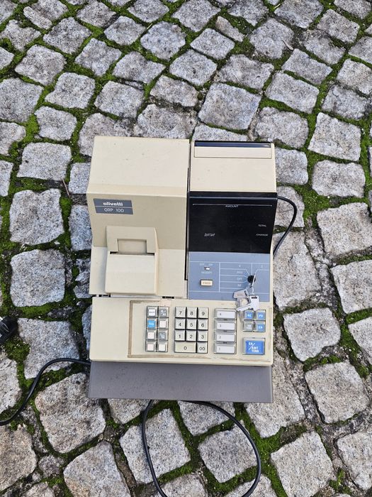 Máquina registadora vintage Olivetti ORP 100 – com chaves