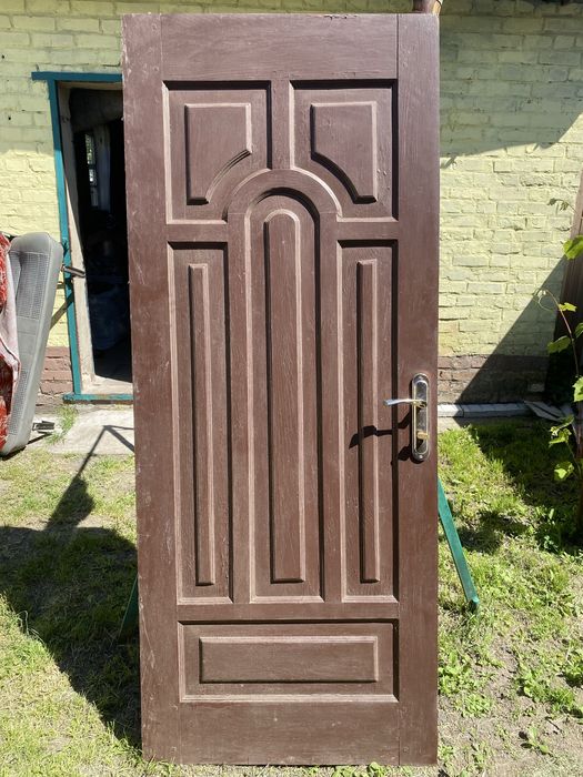 Двері деревʼяні з замком; розмір 2.02*0.82