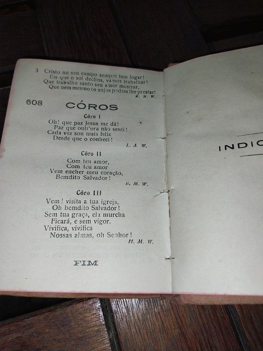 Livro antigo intitulado "Salmos e Hinos", publicado pela Livraria Evan