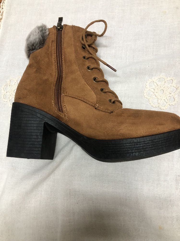 Botas tipo camurça, camel , com pelo .